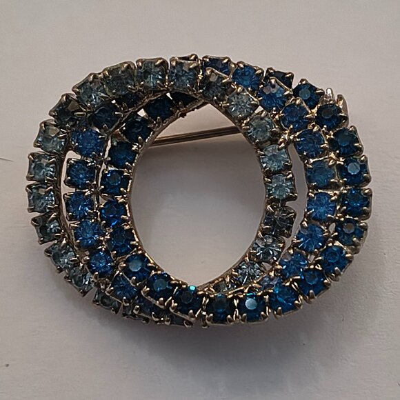 Vintage 1950's Silver Tone Swirling Triple Blue Rhinestone Circle Brooch   30 - Picture 1 of 5